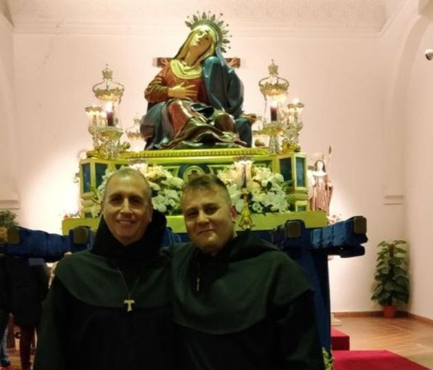 José Luis Huertas (izquierda) con el hábito de cargador de la Virgen de las Angustias en la iglesia del Corpus Christi