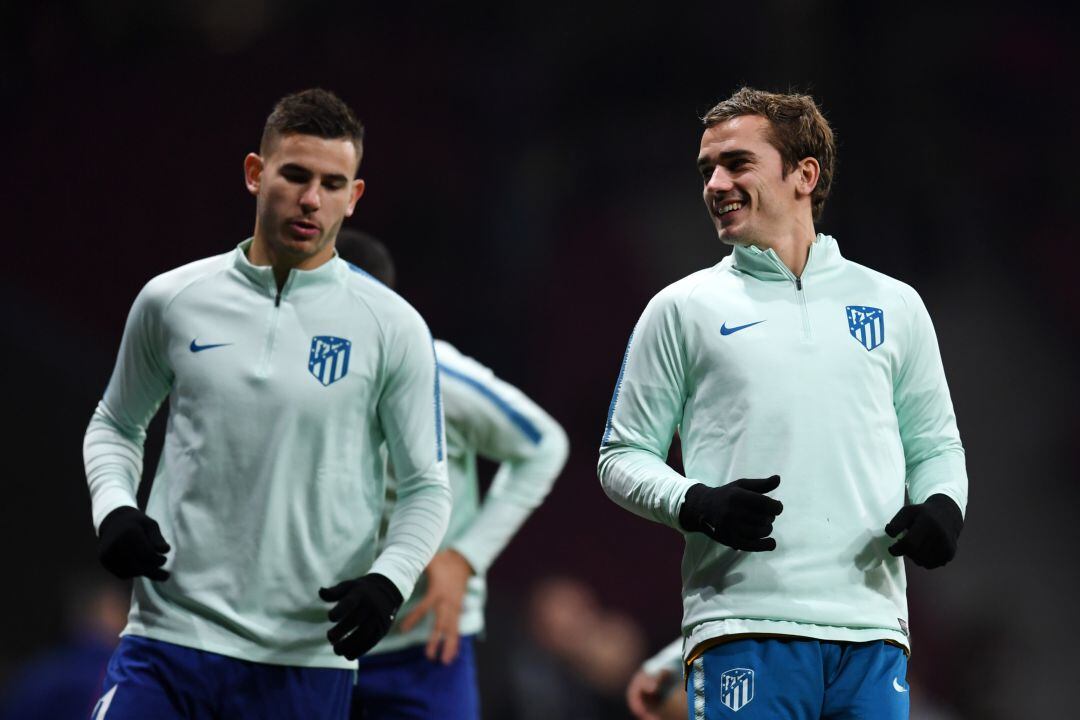 Lucas Hernández y Griezmann calientan antes de un partido