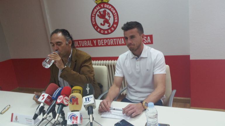 Felipe Llamazares y Santi Santos anunciaron el cambio de rol del ex jugador