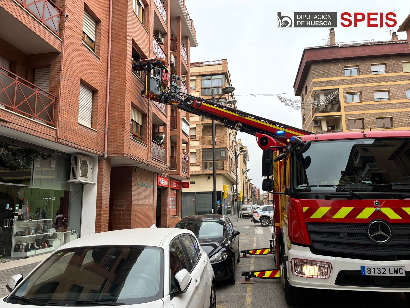 Una escala de los bomberos facilitó la evacuación de la enferma