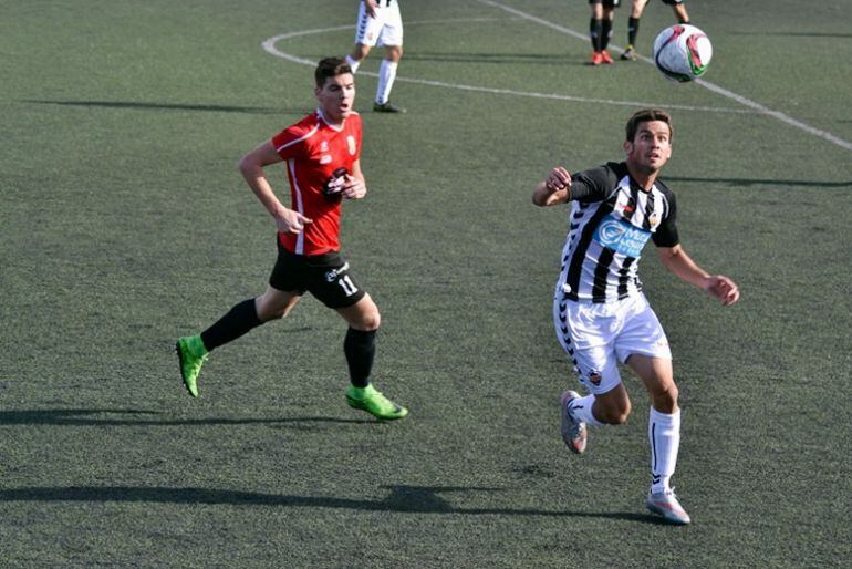 Jordi Marenyà pelea un balón en el centrl del campo ante el Jove Español