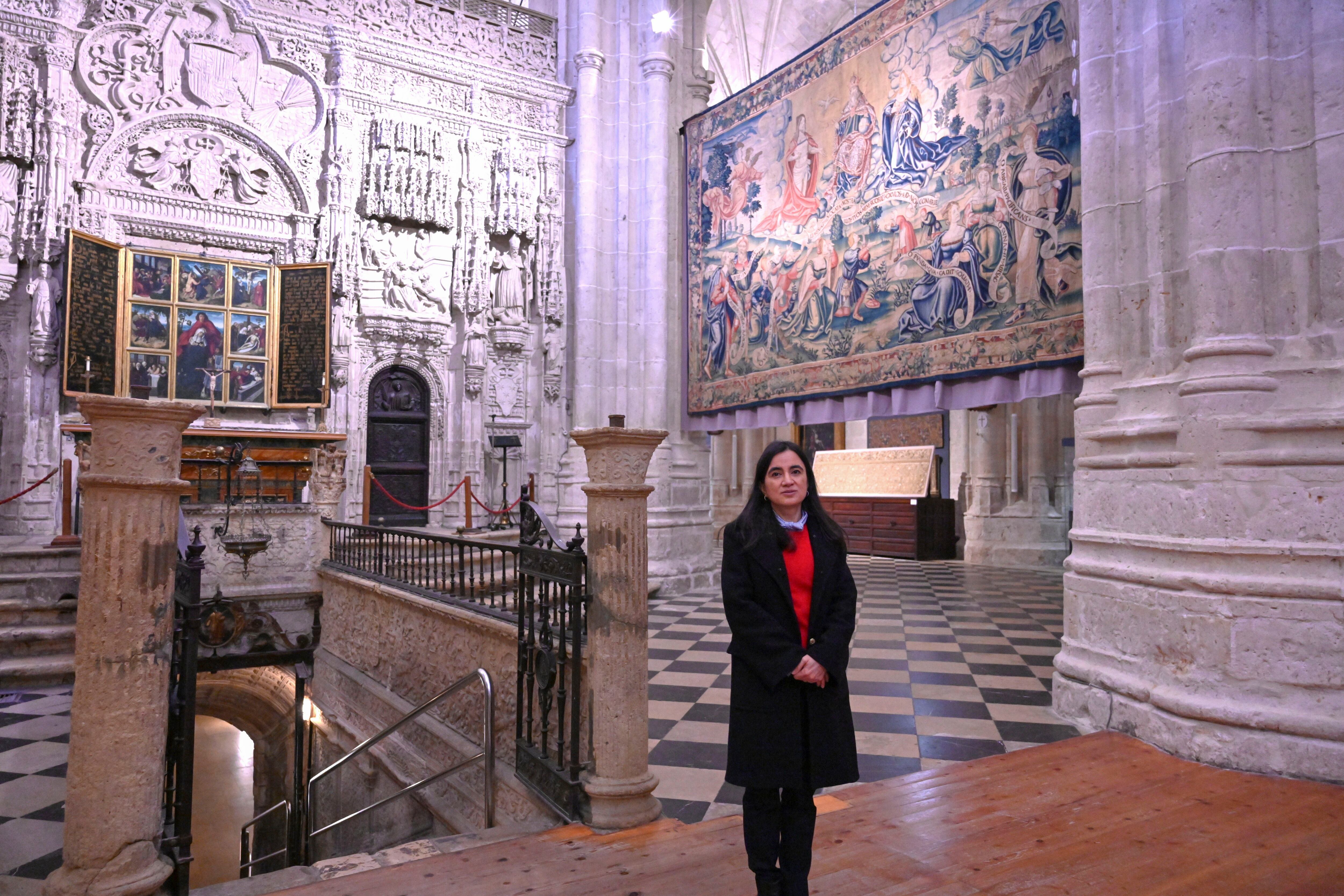 PALENCIA, 18/04/2026.- La directora de Restauración Textil de la Real Fábrica de Tapices, Verónica García Blanco, visita los tapices y otras piezas textiles de la catedral de Palencia y explica el difícil equilibrio entre el uso y la conservación del patrimonio textil español, uno de los más ricos de Europa. EFE/Almudena Álvarez
