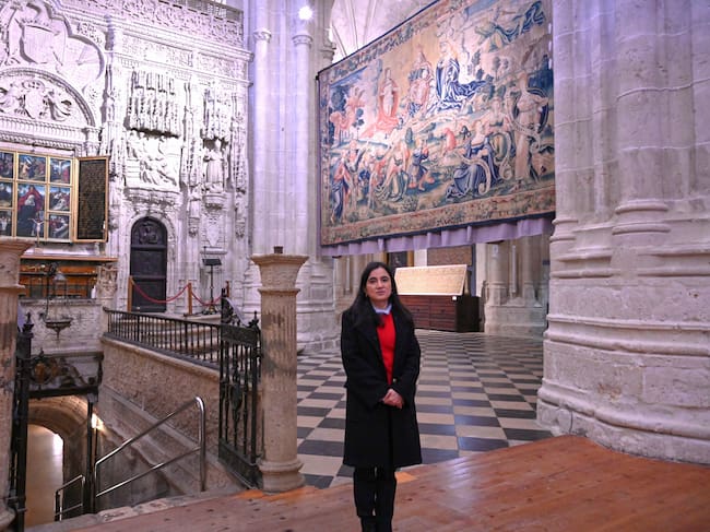 PALENCIA, 18/04/2026.- La directora de Restauración Textil de la Real Fábrica de Tapices, Verónica García Blanco, visita los tapices y otras piezas textiles de la catedral de Palencia y explica el difícil equilibrio entre el uso y la conservación del patrimonio textil español, uno de los más ricos de Europa. EFE/Almudena Álvarez