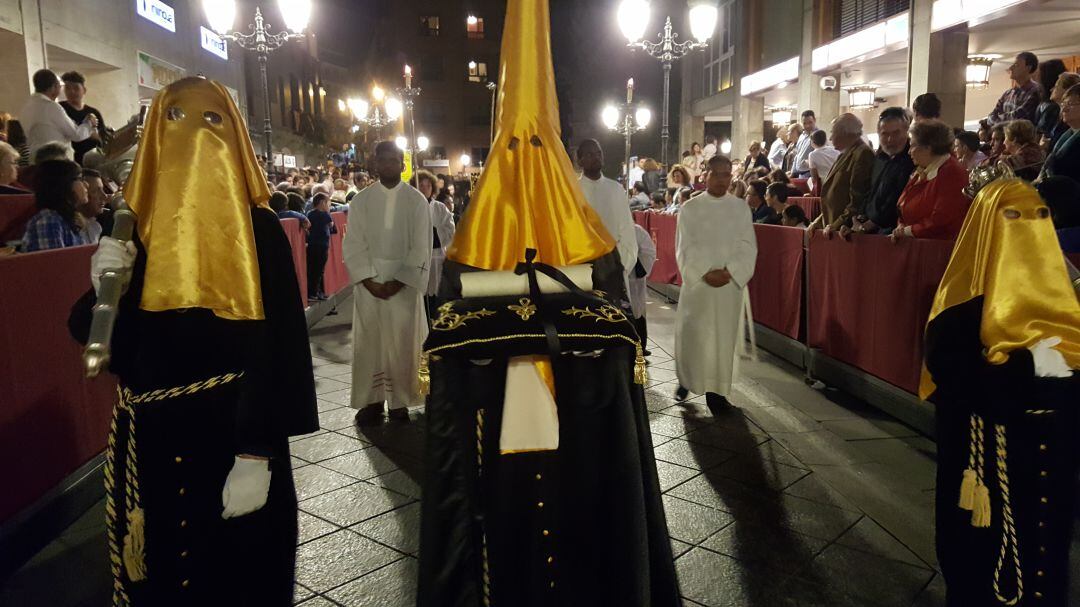 Procesión de la hermandad de La Soledad de Granada en la Semana Santa de 2019: entre los componentes de la estación de penitencia figuraba la presa que recibió el indulto gracias a la tradición que mantiene viva esta corporación granadina. La liberación s