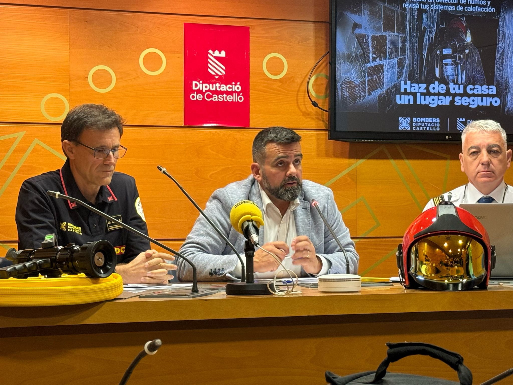 En la imagen, el jefe de Unidad Forestal, Fernando Pérez; el Diputado de los Bomberos, David Vicente y el jefe de operaciones del Consorcio Provincial, Andrés Balfagó.