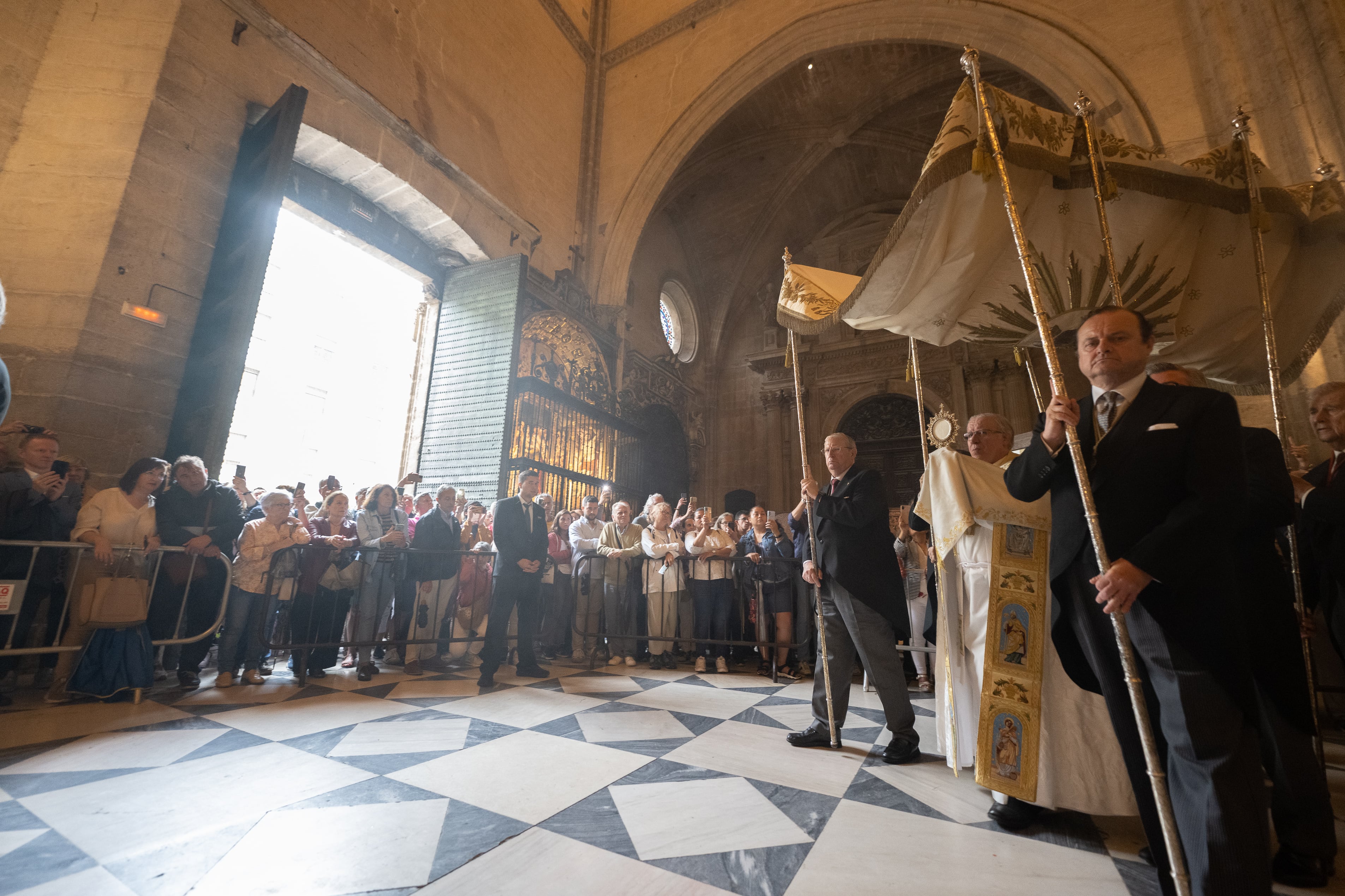 Imagen de la procesión claustral celebrada con el Santísimo Sacramento por el interior de la Catedral de Sevilla