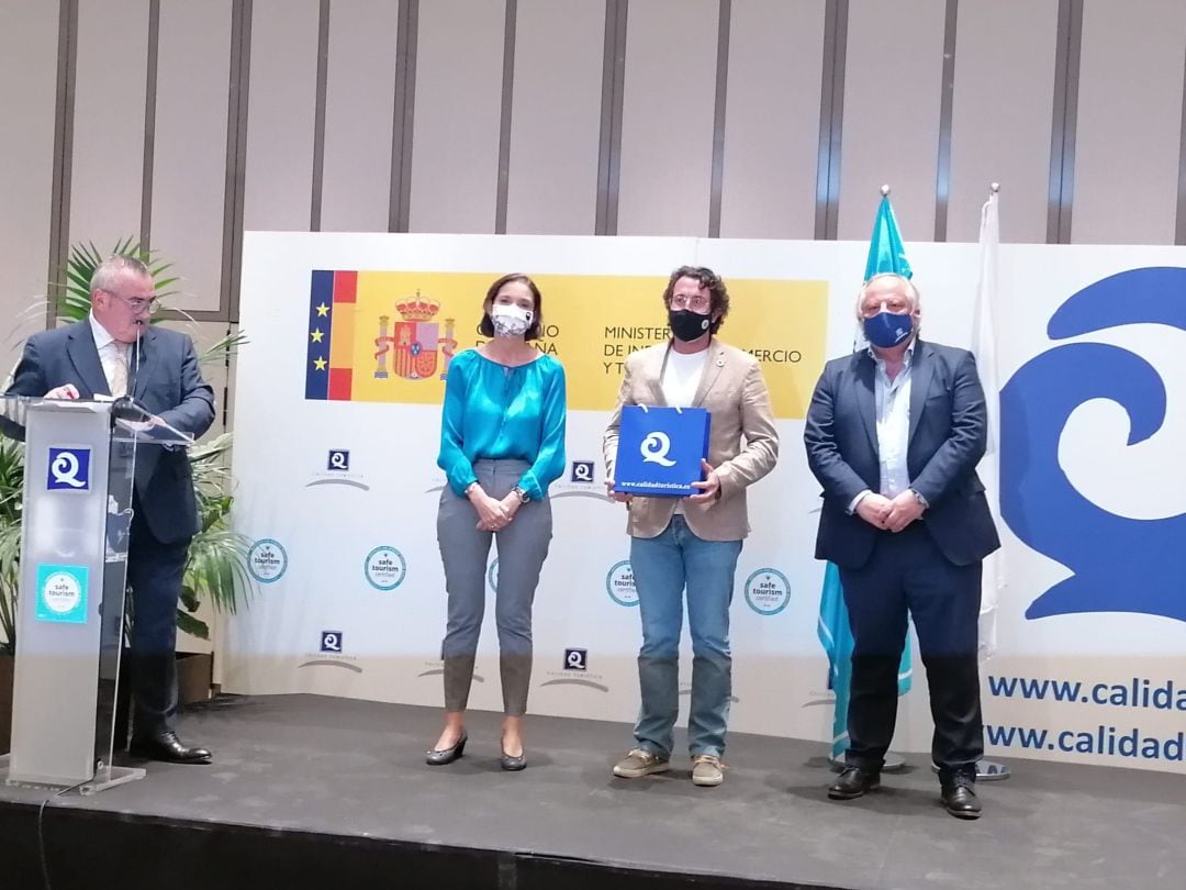 Entrega en el Ministerio de Turismo de la banderas Q de Calidad y Safe Tourism al concejal Vicent Mascarell 