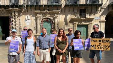La plataforma ciudadana "Alicante, dónde vas" lamenta la pérdida de la esencia de los barrios ante el turismo masivo