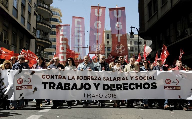 Los sindicatos mayoritarios celebran una manifestación en Valencia bajo el lema &quot;Contra la pobreza salarial y social. Trabajo y derechos&quot;, con motivo del Primero de Mayo