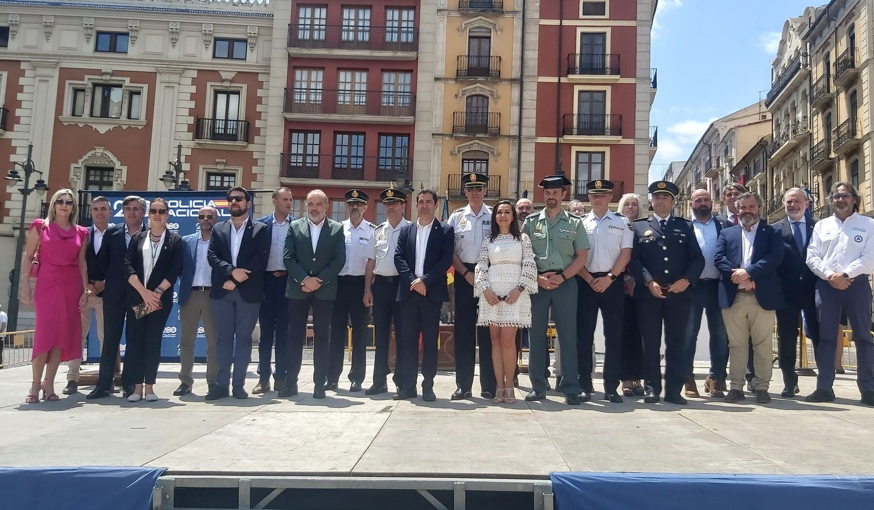 Las autoridades, representantes de la Policía Nacional y de las entidades participantes en una foto final de familia a la conclusión del acto