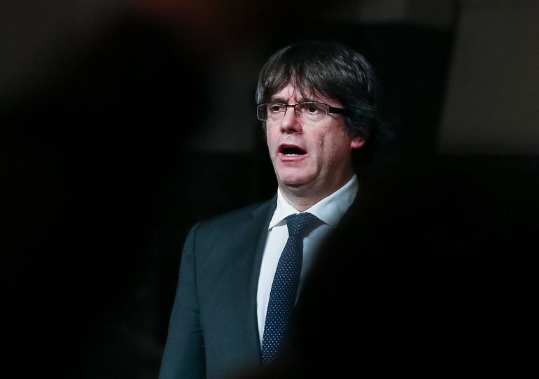 El expresidente de la Generalitat catalana Carles Puigdemont canta el himno catalán durante el acto con 200 alcaldes independentistas en Bruselas