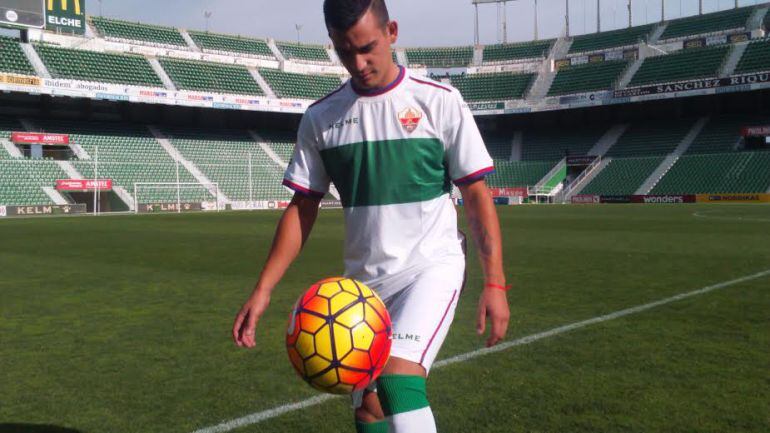 Franco Cristaldo controla el balón en el estadio Martínez Valero