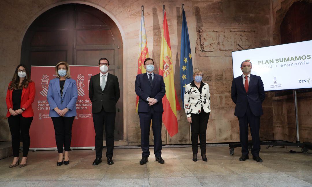 De izqda. a dcha.: Directora general de Coordinación del Diálogo Social, Zulima Pérez; presidenta de la Fundación CEOE, Fátima Báñez; presidente de CEOE, Antonio Garamendi; president de la Generalitat Valenciana, Ximo Puig; consellera de Sanitat, Ana Barc