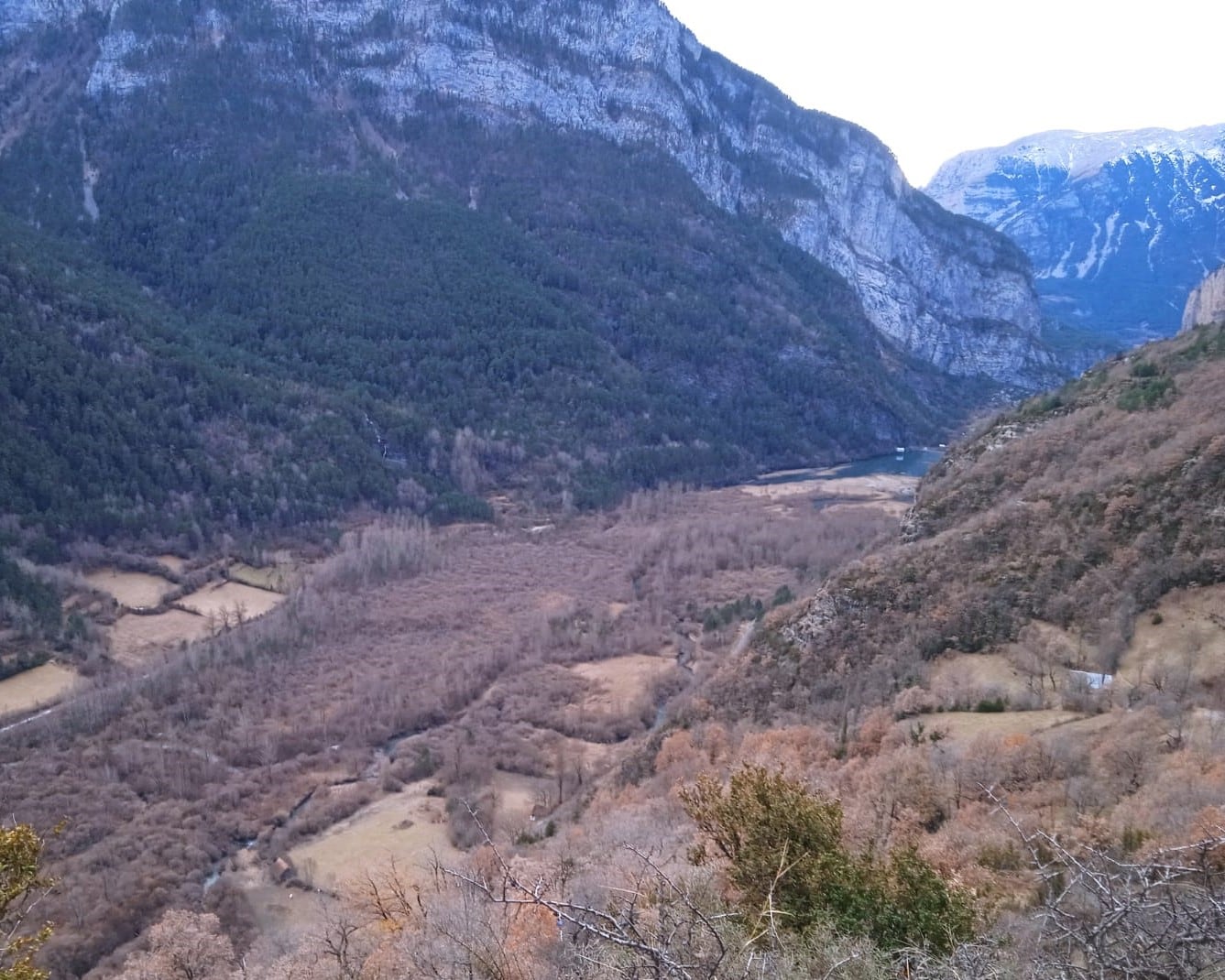 Presa de Plandescún a la derecha y parte de campos anegados