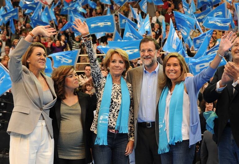 (De izq. a dcha.) María Dolores de Cospedal, Soraya Sáenz de Santamaría, Esperanza Aguirre, Mariano Rajoy y Ana Mato en un acto electoral del PP