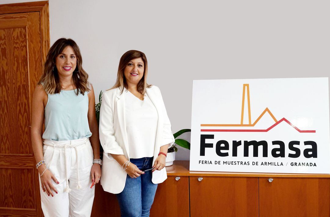 Al alcaldesa de Armilla (Granada), junto al cartel, presenta la nueva imagen de la Feria de Muestras (Fermasa)