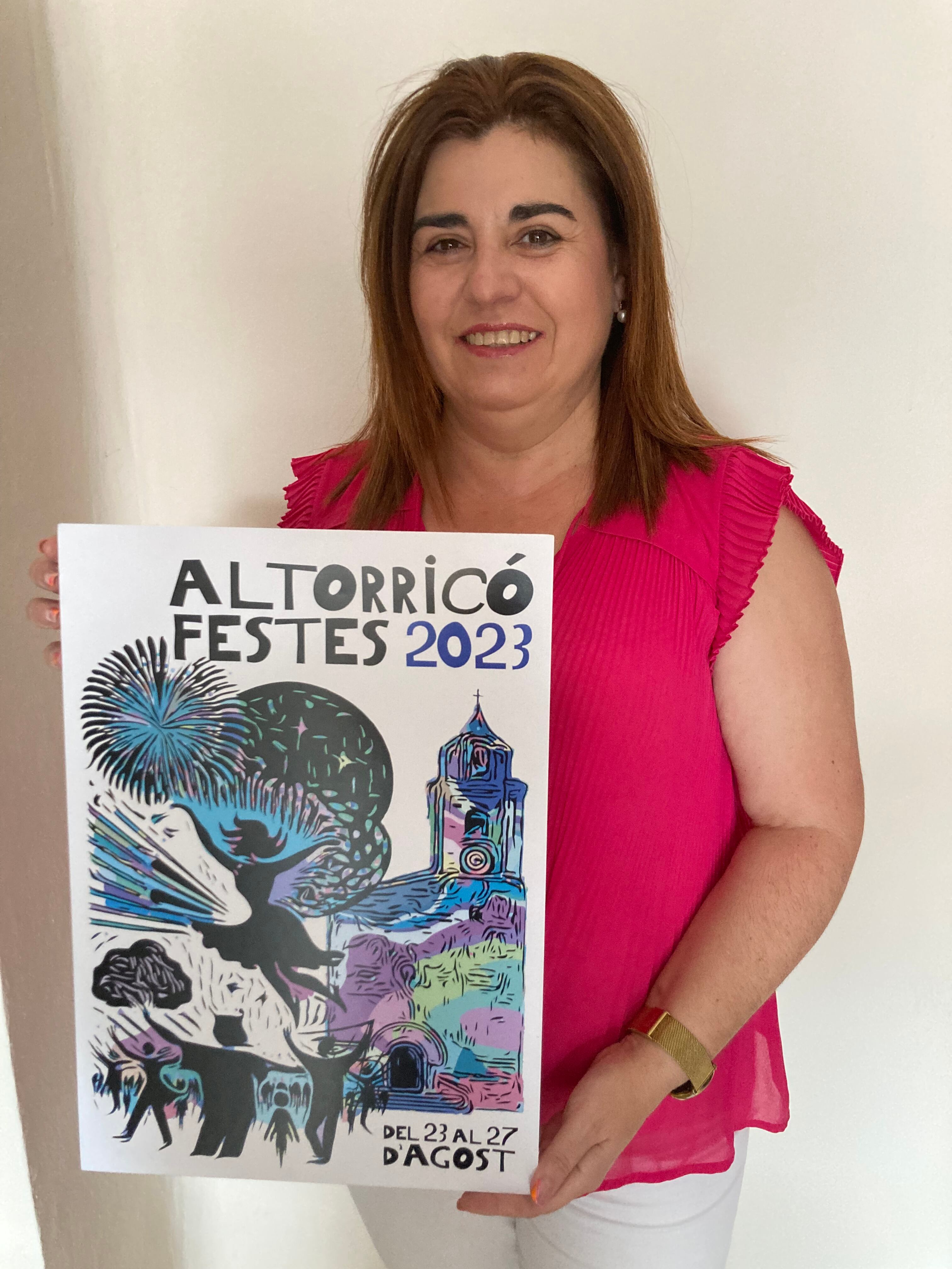 La alcaldesa de Altorricón, Susana Ramón, con el cartel anunciador de las fiestas mayores 2023