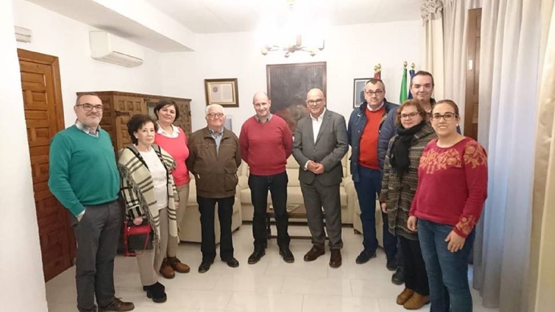 Foto de familia, tras la reunión, alcalde, diputado, concejales y miembros de la junta directiva de Saudar