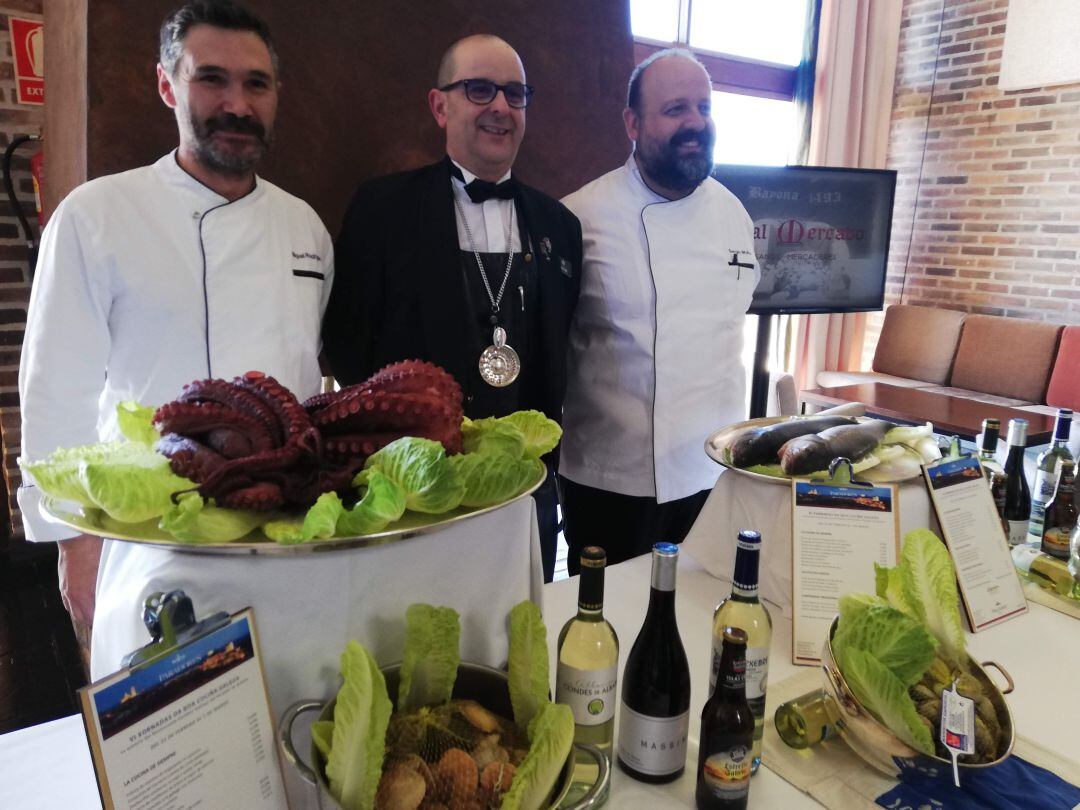 Miguel Muñoz, chef del Parador de Baiona; Antonio Calvillo y Sergio Muñoz, sumiller y chef del Parador de Segovia en la presentación de las jornadas gastronómicas