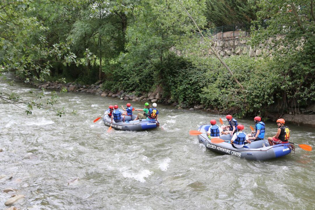 Dues barques baixant en ràfting pel Valira a l'alçada de Sant Julià durant la prova pilot de l'estiu passat.