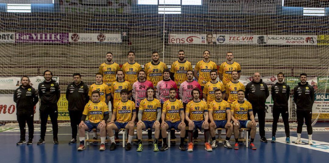 La plantilla de BlasGon y CERES Villa de Aranda se inmortalizó este lunes para la foto oficial de la temporada en el Príncipe de Asturias