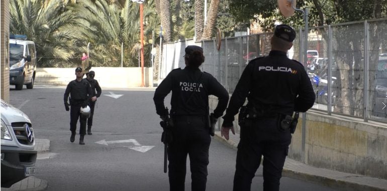 Policía Nacional en el Hospital General