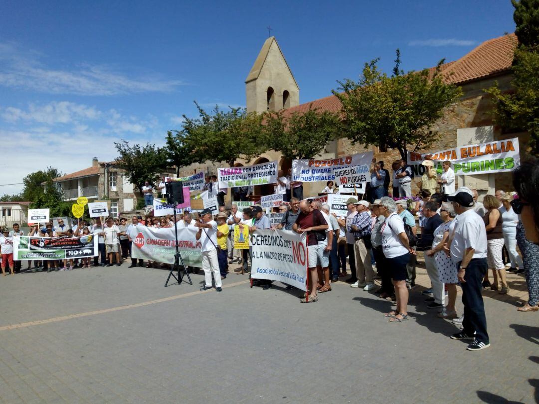 Concentración contra las macrogranjas en Faramontanos de Tábara