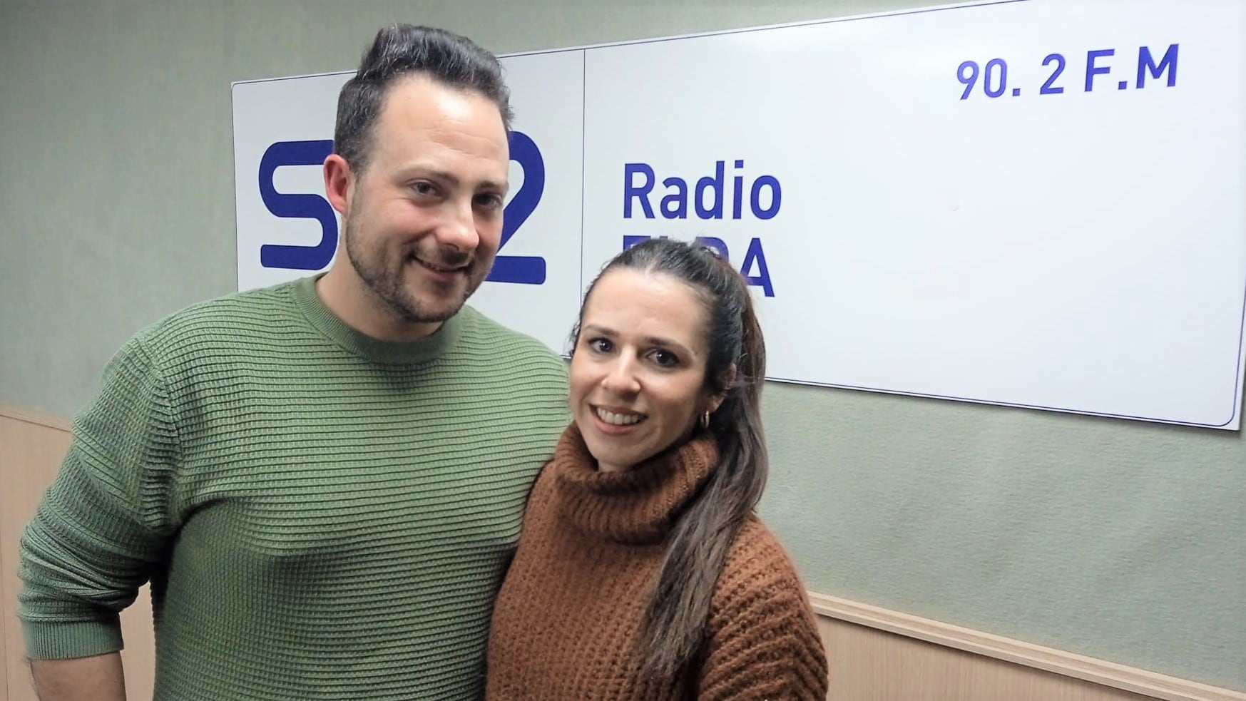 Víctor y Raquel en el estudio de Radio Elda SER.