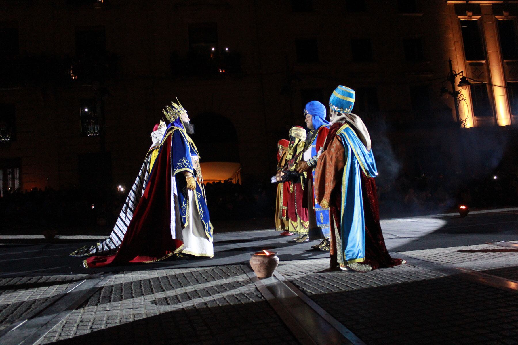 Un instant de l'Adoració amb els pajes reals i els Reis d'Orient