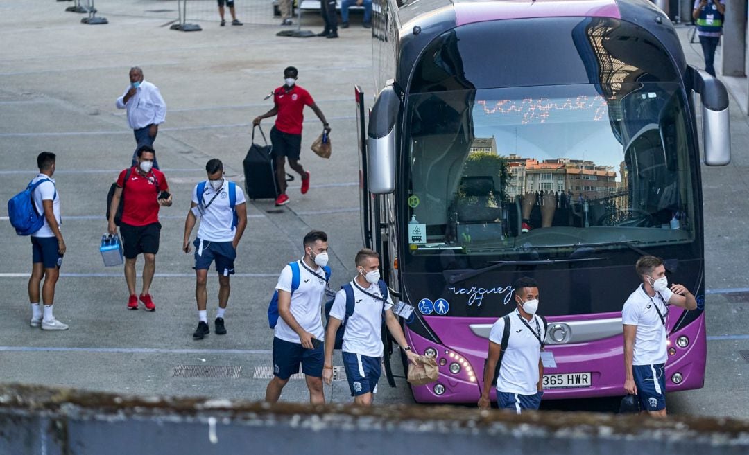 Los jugadores del Fuenlabrada, en su viaje a A Coruña.