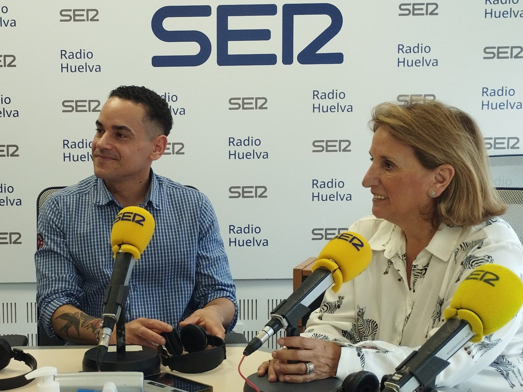 Arturo Gutiérrez dominicano residente en Huelva junto a la ex jefa de Extranjería en Huelva, Lucía Vizcaya