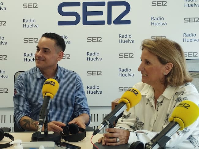 Arturo Gutiérrez dominicano residente en Huelva junto a la ex jefa de Extranjería en Huelva, Lucía Vizcaya