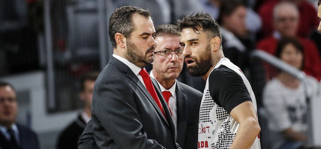 Popovic (d) recibe las instrucciones de Julbe, ante la mirada de Raventós, en el partido disputado en el Brose Arena.