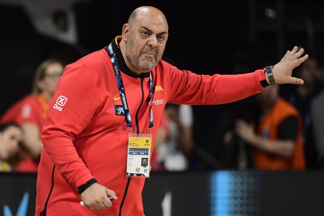 Lucas Mondelo durante un partido con la selección española femenina de baloncesto