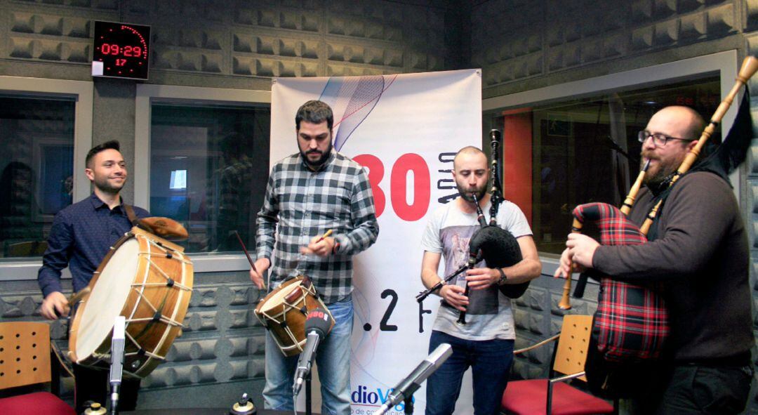 Hace un año teníamos a la rondalla de Mos en los estudios de Radio Vigo.