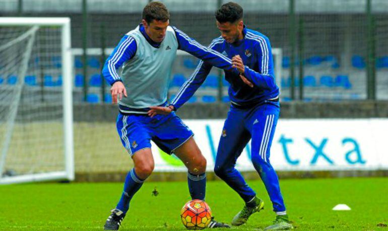 Ansotegi y Diego Reues pugnan por un balón en un entrenamiento en Zubieta