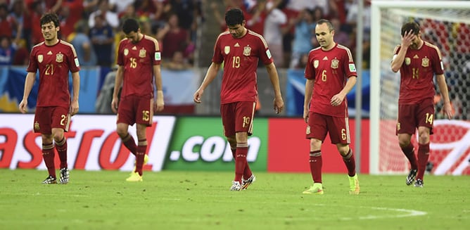 Xabi Alonso, Iniesta, Diego Costa, Busquets y Silva, tras el gol de Chile