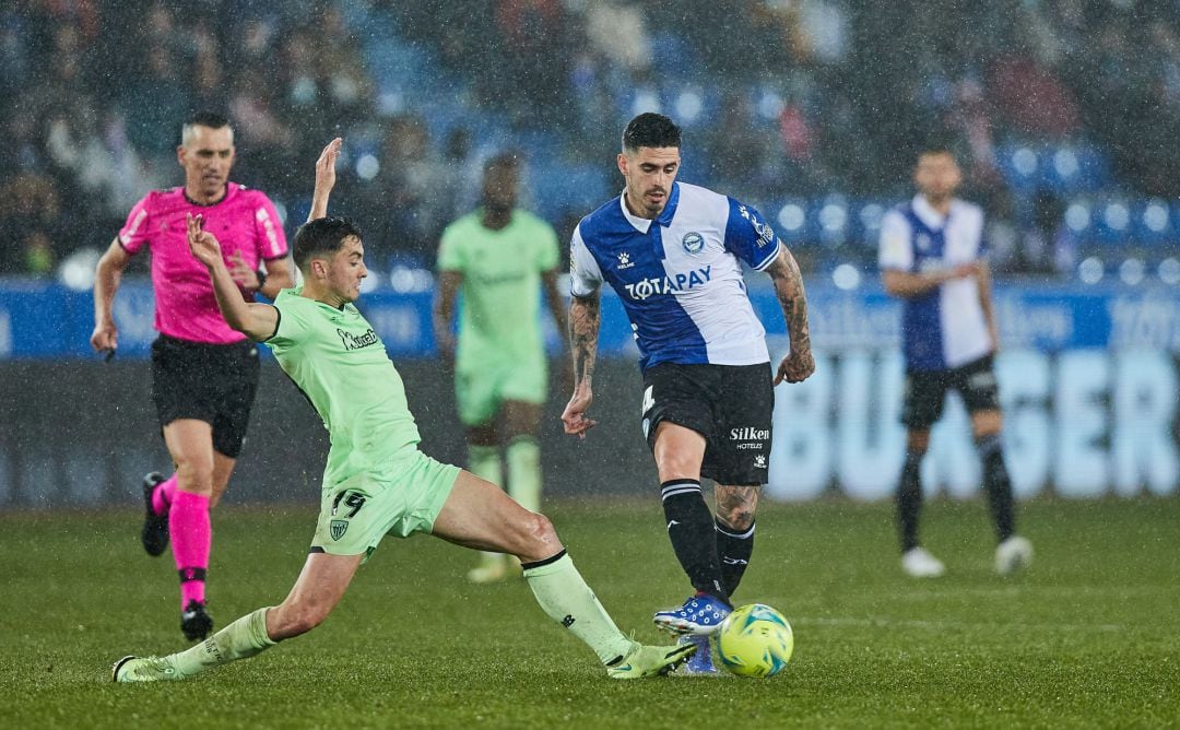 De la Fuente trata de armar un pase ante un futbolista del Athletic.