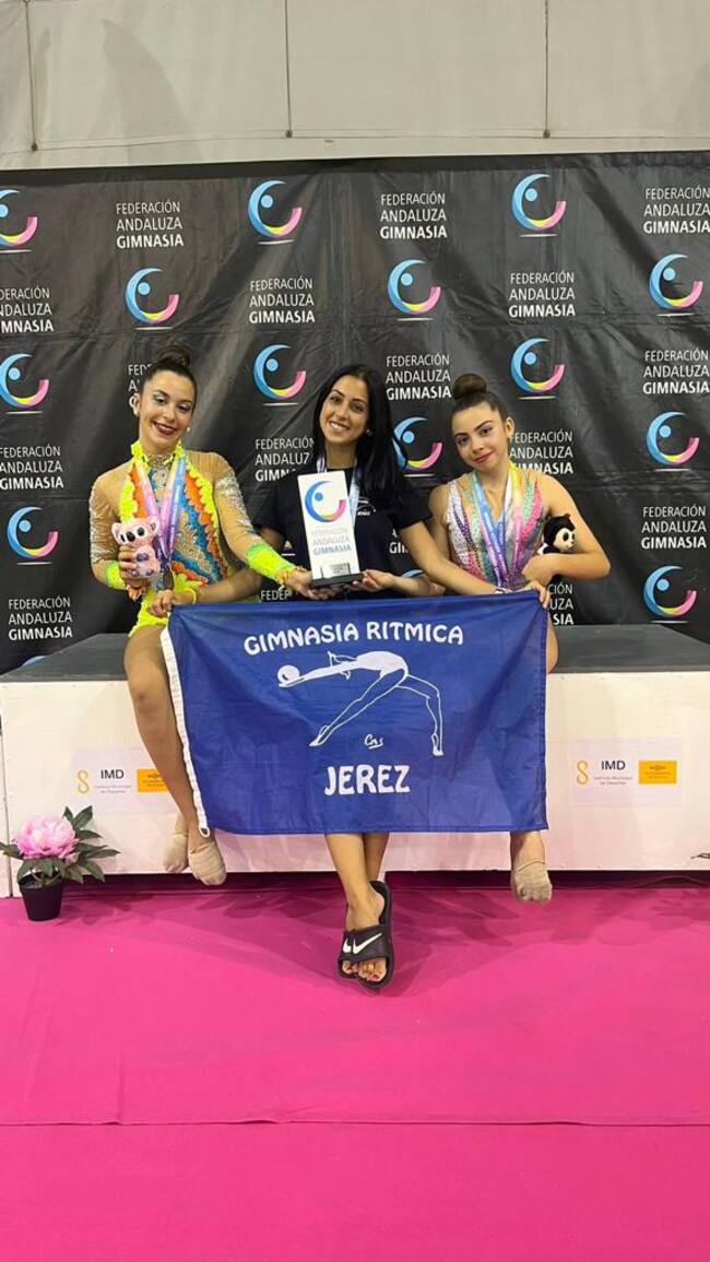 Equipo junior Precopa con Irene Muñoz y Lola Requejo, junto a la entrenadora Lydia Garcia.