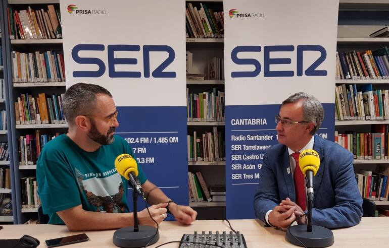 Fermín Mier conversa con Pedro García Carmona, director General de Administración Local del Gobierno de Cantabria