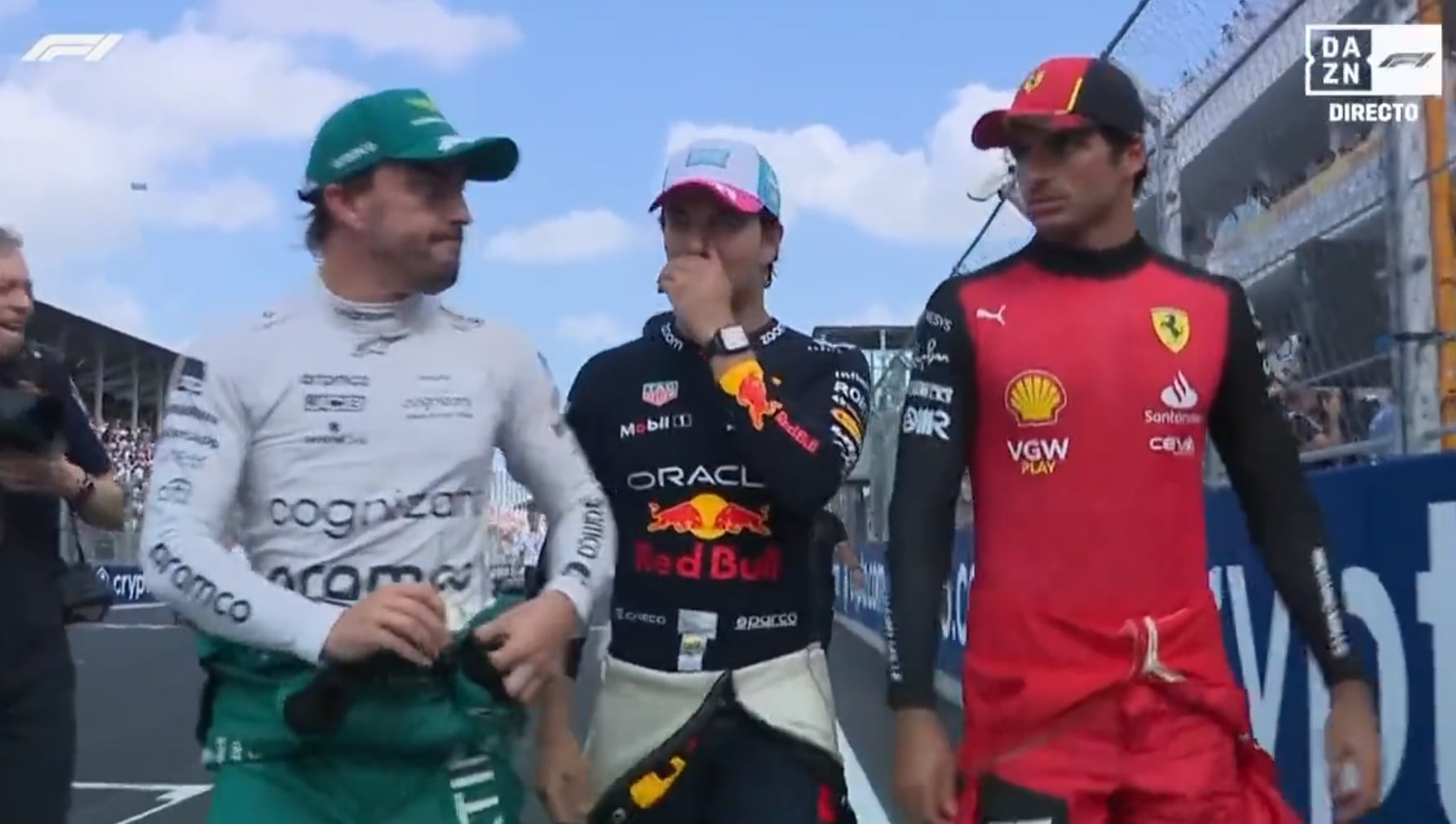 Momento en el que Pérez se acerca a bromear con Alonso y Sainz.