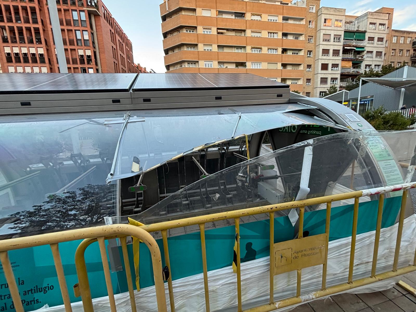 Aparcabicis roto, que habrá que reparar, en la plaza San Antonio