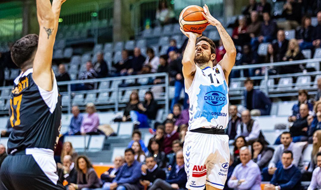 El base navarro lanza a canasta en el partido ante el Lleida