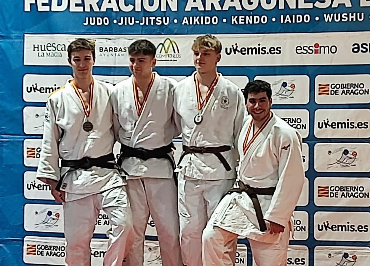 Judocas y entrenadores que participaron en la competición