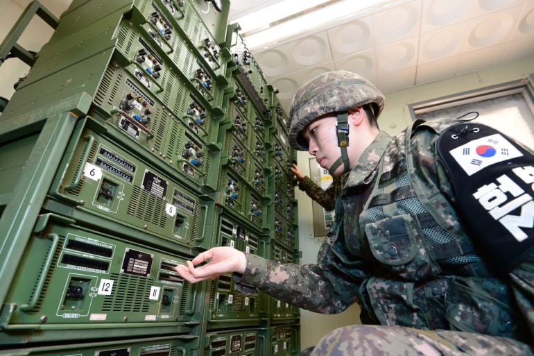 Soldados surcoreanos ajustando los equipos de transmisión de una sala de control en la frontera intercoreana 