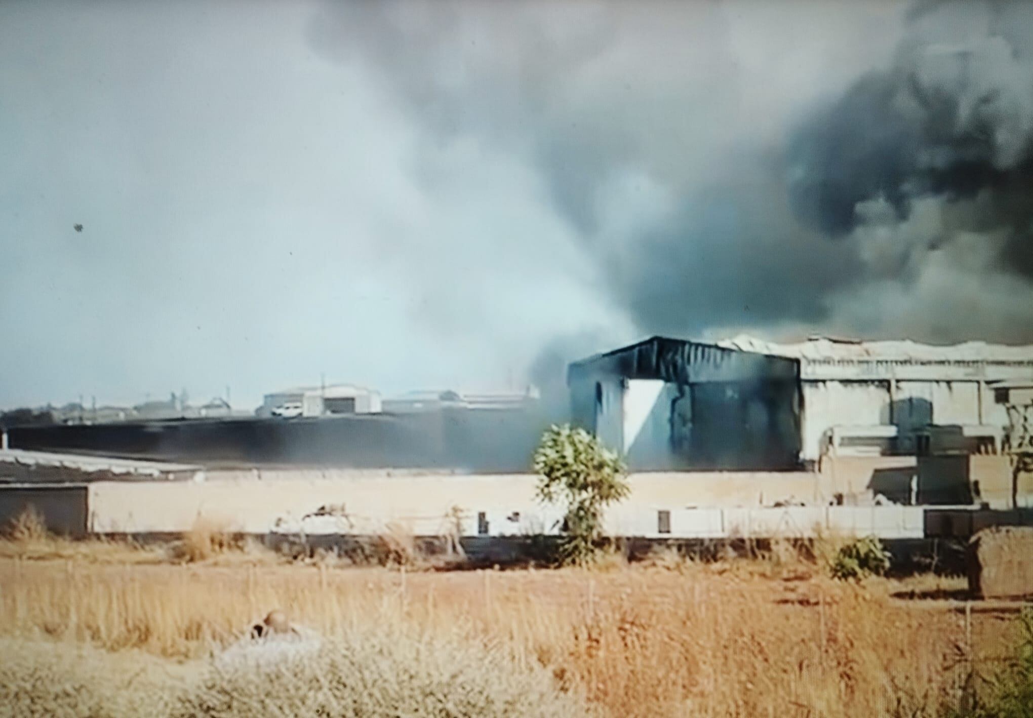 Los bomberos siguen actuando en un incendio en una empresa de jamones de Hinojosa del Duque.