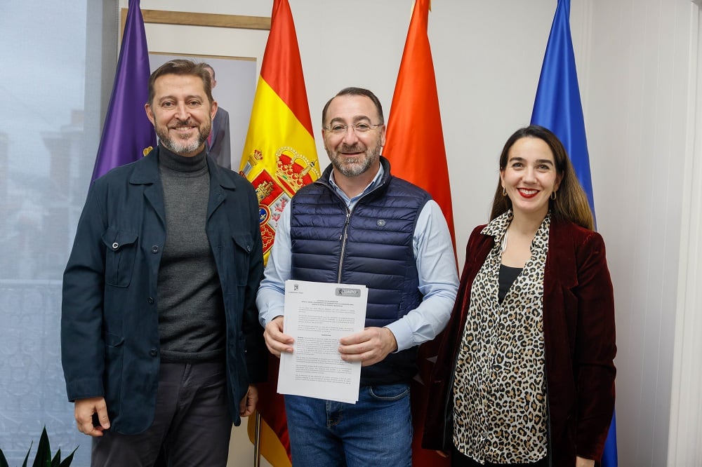 Alcalde de Colmenar Viejo,  Carlos Blázquez Rodríguez, y la concejal de Deportes, Fabiola Cebrián Pérez, en la firma del convenio con la Fundación UAPO