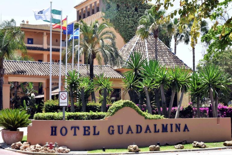 Vista de la entrada del hotel Guadalmina, donde ha sido hallado el cuerpo tras el incendio  