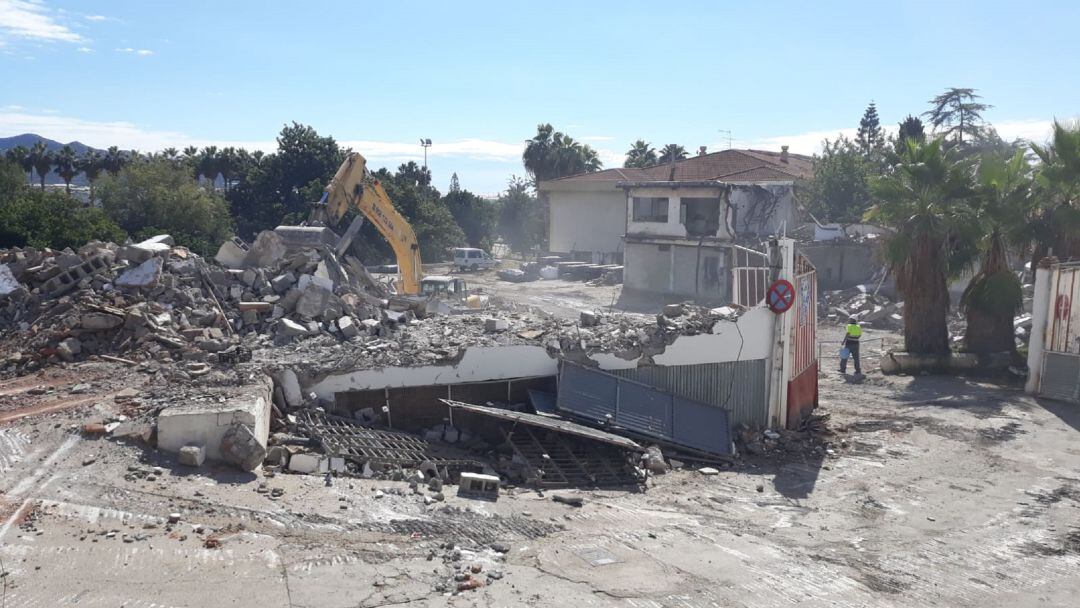 Derribo del edificio del depósito de vehículos municipal de Motril