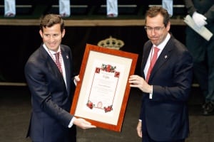 El director general de SER Gijón, Pablo González Palacios, recogió la medalla de la villa gijonesa de manos del teniente de alcalde, Fernando Couto.
